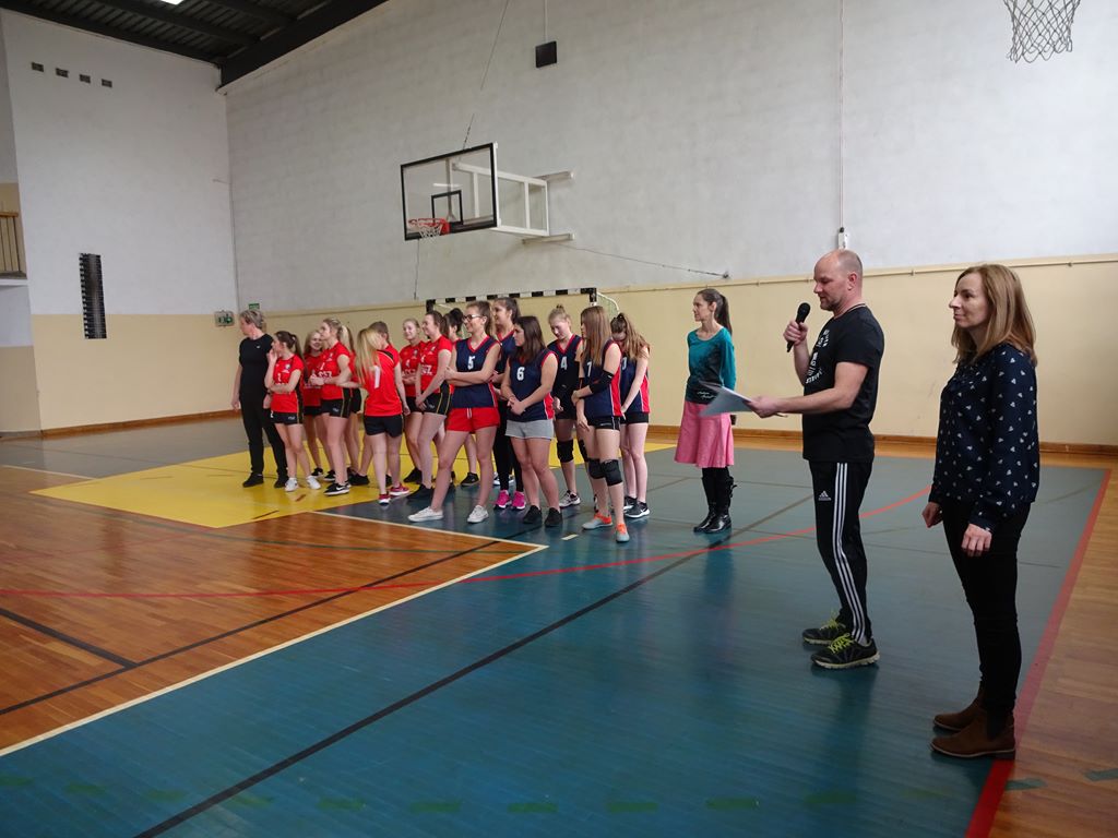 Dziewczęta z RCEZ grały w mistrzostwach powiatu w siatkówkę