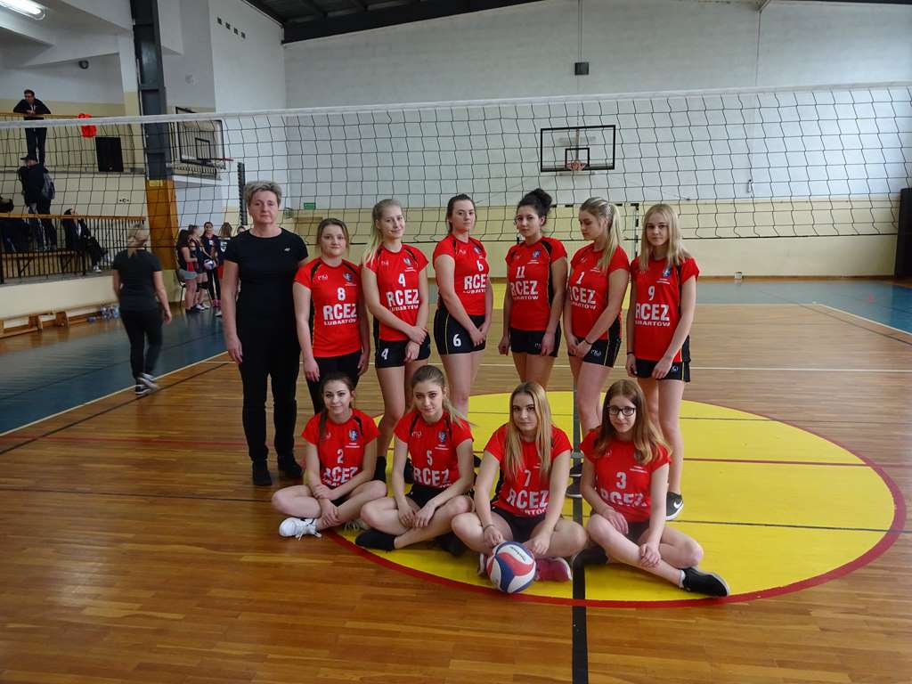 Dziewczęta z RCEZ grały w mistrzostwach powiatu w siatkówkę