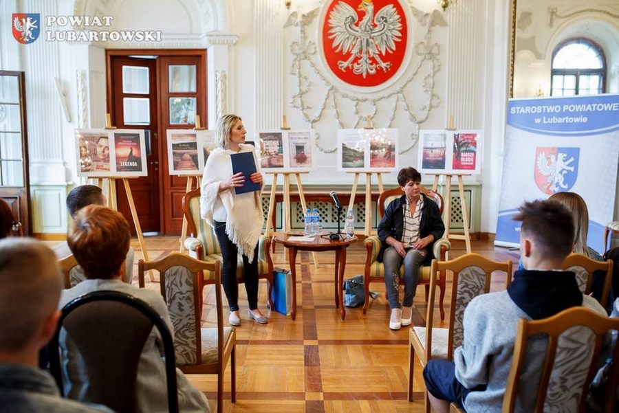 Młodzież RCEZ na spotkaniu autorskim z pisarką Panią Grażyną Jeromin-Gałuszką
