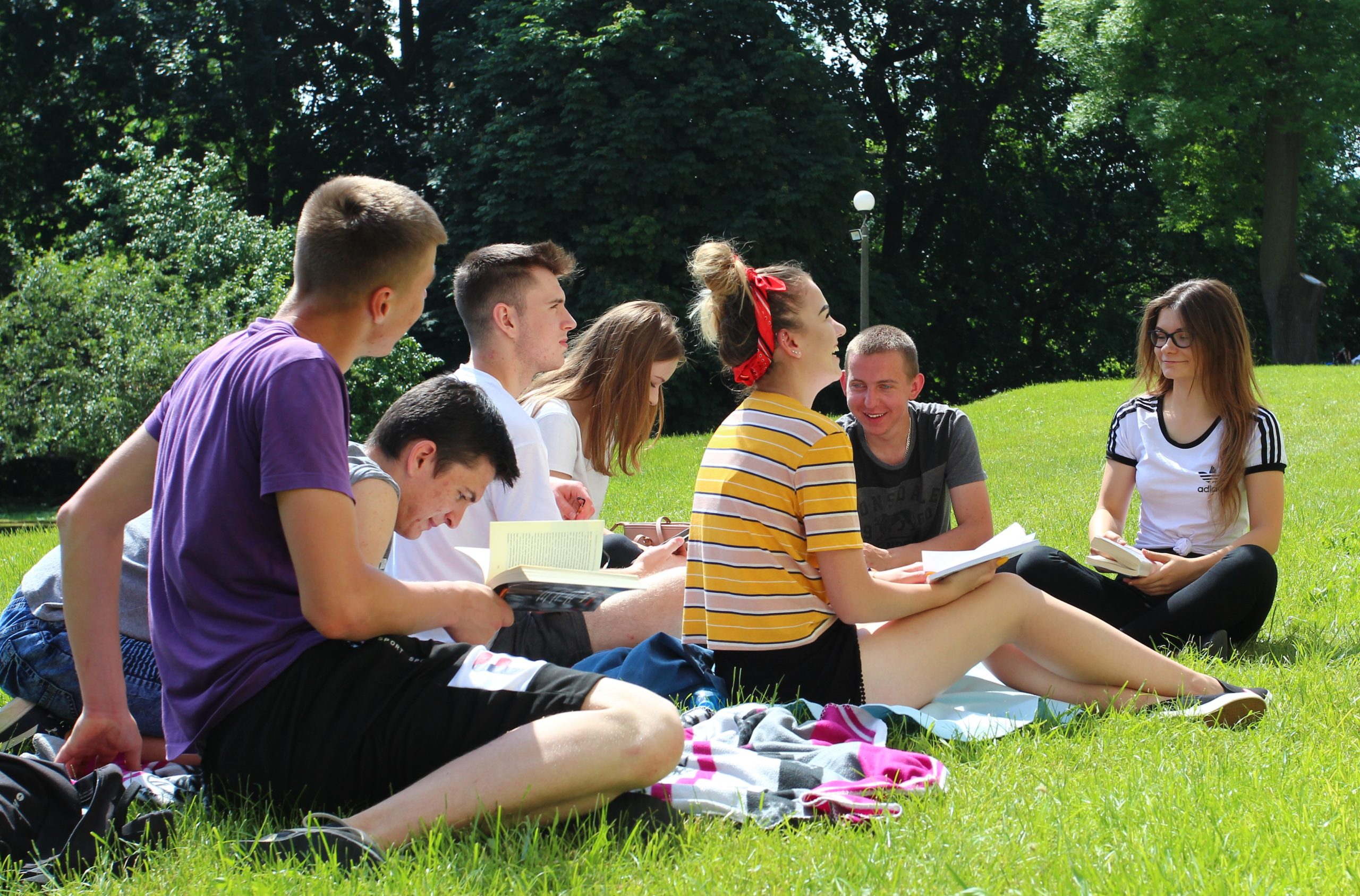 Uczniowie RCEZ po raz kolejny czytają na skarpie przy Pałacu Sanguszków