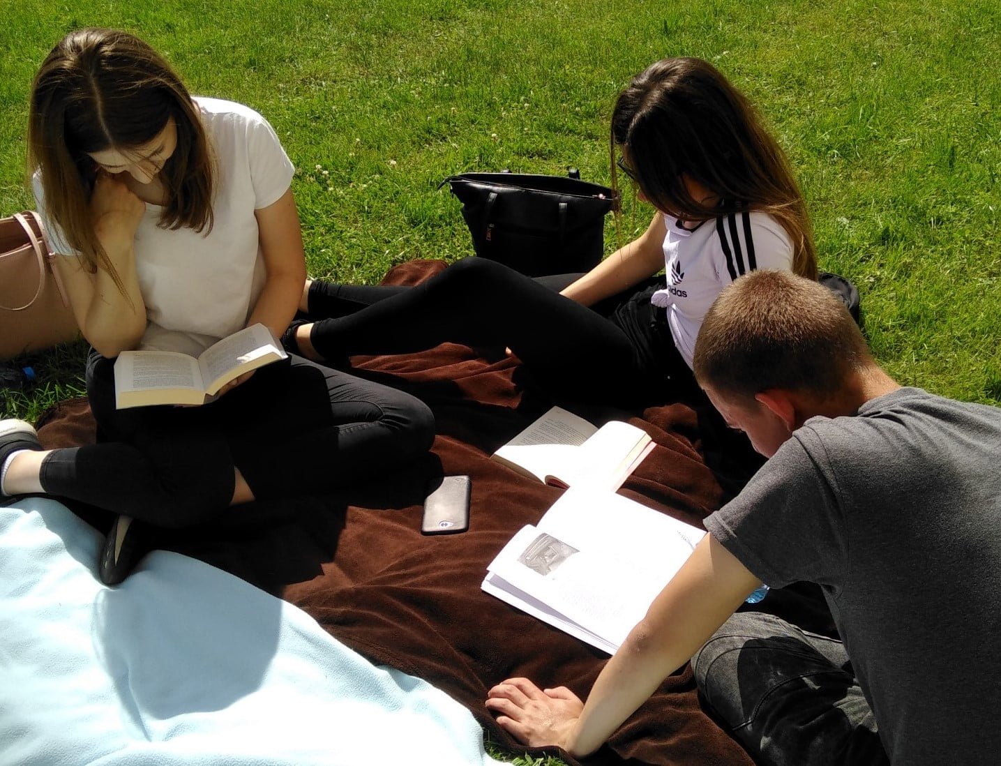 Uczniowie RCEZ po raz kolejny czytają na skarpie przy Pałacu Sanguszków