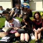 Wspólne czytanie na skarpie przy pałacu Sanguszków