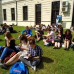 Wspólne czytanie na skarpie przy pałacu Sanguszków