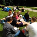 Wspólne czytanie na skarpie przy pałacu Sanguszków