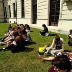 Wspólne czytanie na skarpie przy pałacu Sanguszków