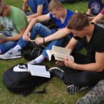 Wspólne czytanie na skarpie przy pałacu Sanguszków