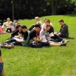 Wspólne czytanie na skarpie przy pałacu Sanguszków