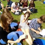 Wspólne czytanie na skarpie przy pałacu Sanguszków