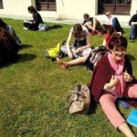 Wspólne czytanie na skarpie przy pałacu Sanguszków