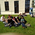 Wspólne czytanie na skarpie przy pałacu Sanguszków