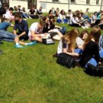 Wspólne czytanie na skarpie przy pałacu Sanguszków