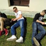 Wspólne czytanie na skarpie przy pałacu Sanguszków