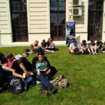 Wspólne czytanie na skarpie przy pałacu Sanguszków