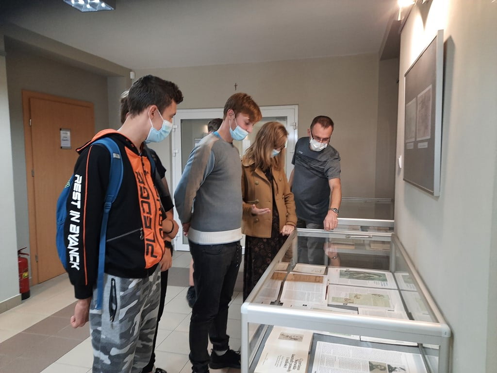 Uczniowie naszej szkoły zwiedzili wystawę z okazji Roku Norwidowskiego w Miejskiej Bibliotece Publicznej w Lubartowie