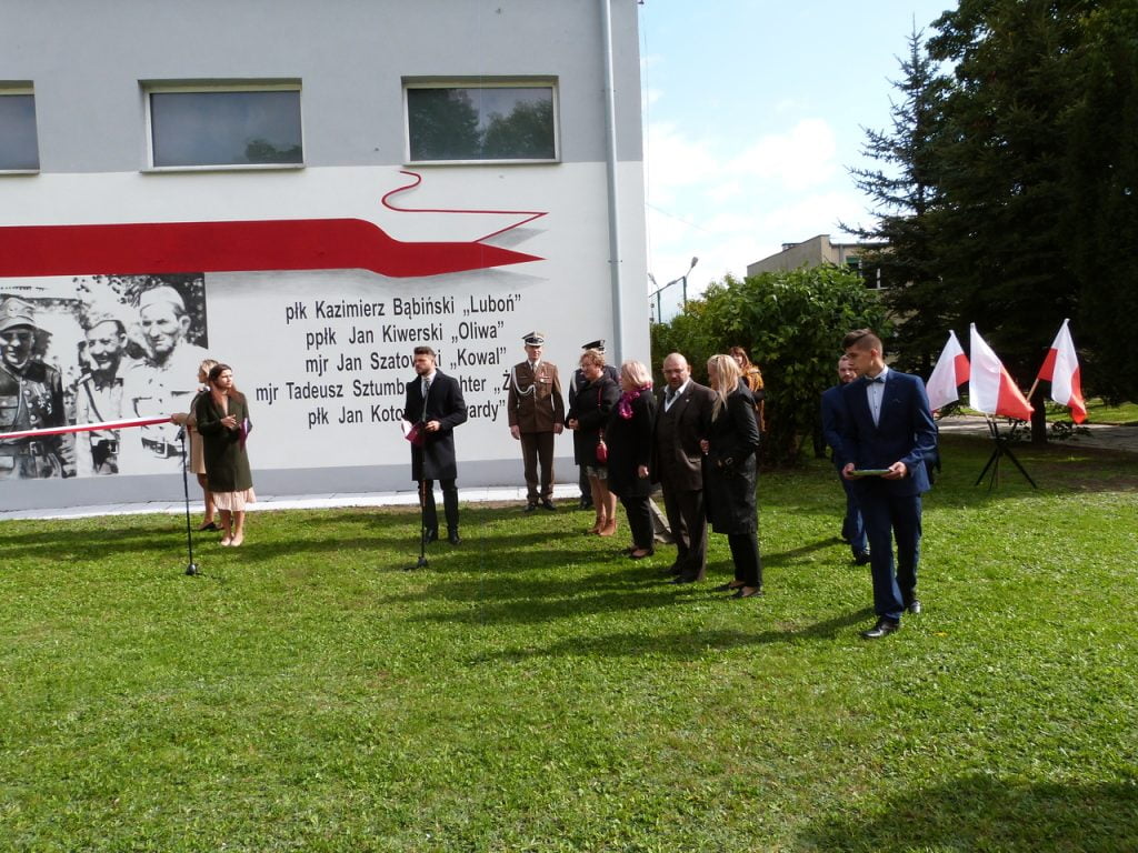 Uroczystość odsłonięcia muralu poświęconego 27 WDP AK