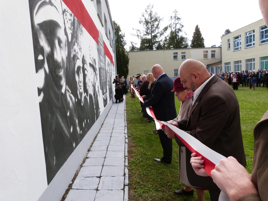 Uroczystość odsłonięcia muralu poświęconego 27 WDP AK