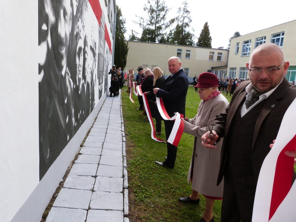 Uroczystość odsłonięcia muralu poświęconego 27 WDP AK
