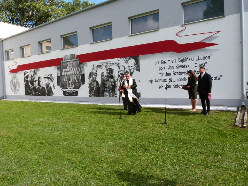 Uroczystość odsłonięcia muralu poświęconego 27 WDP AK