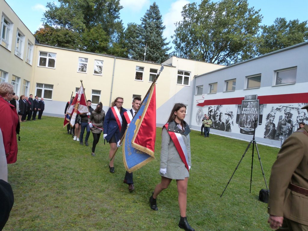 Uroczystość odsłonięcia muralu poświęconego 27 WDP AK