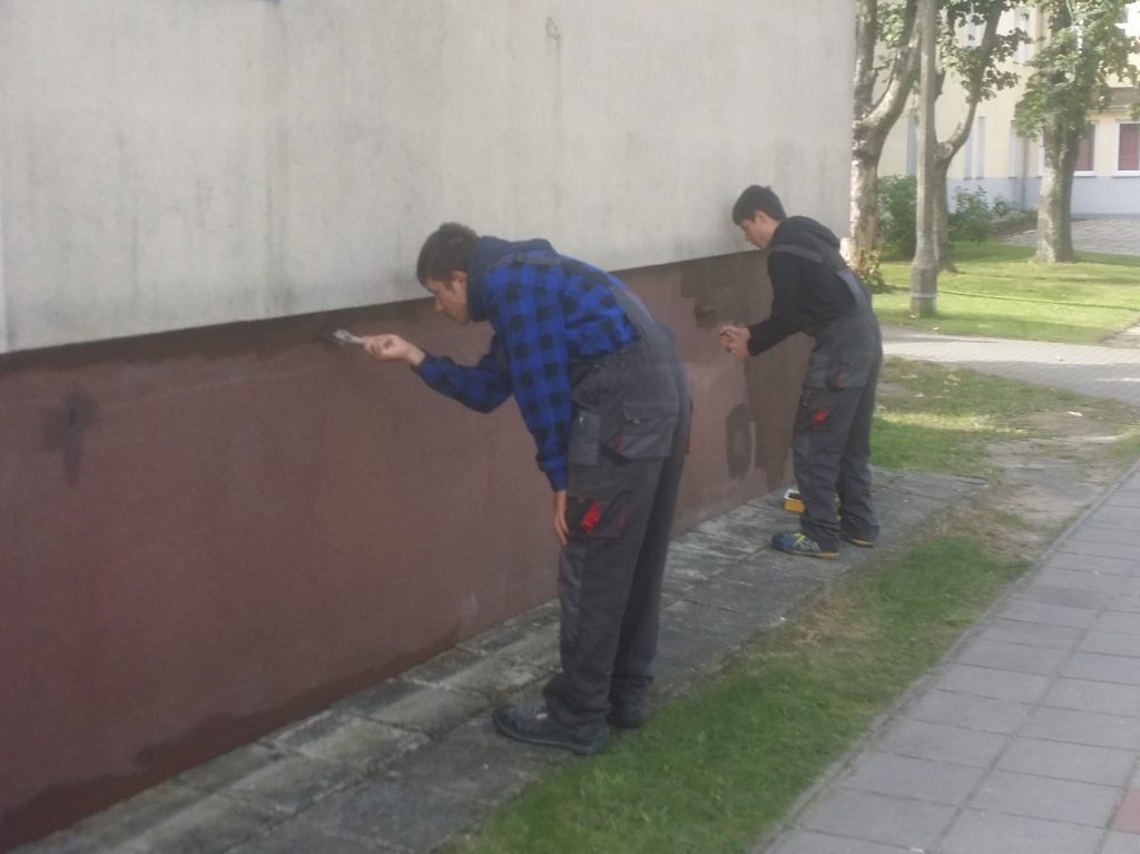 Monter zabudowy i robót wykończeniowych podczas zajęć praktycznych.