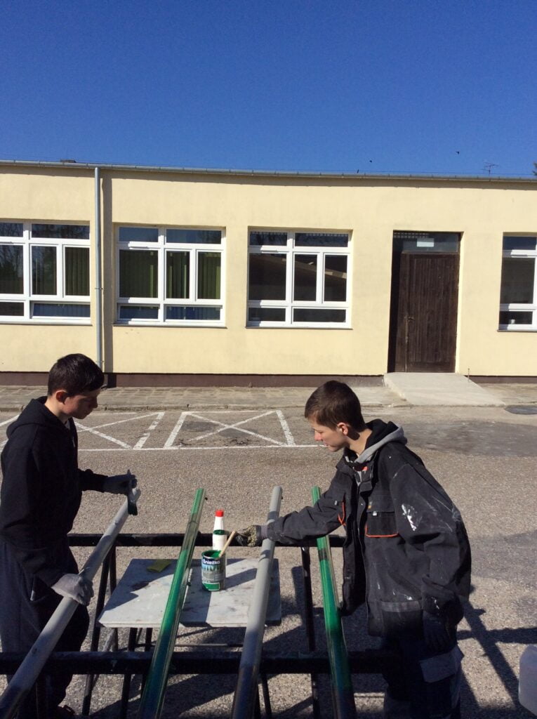 Zajęcia praktyczne na warsztatach szkolnych.