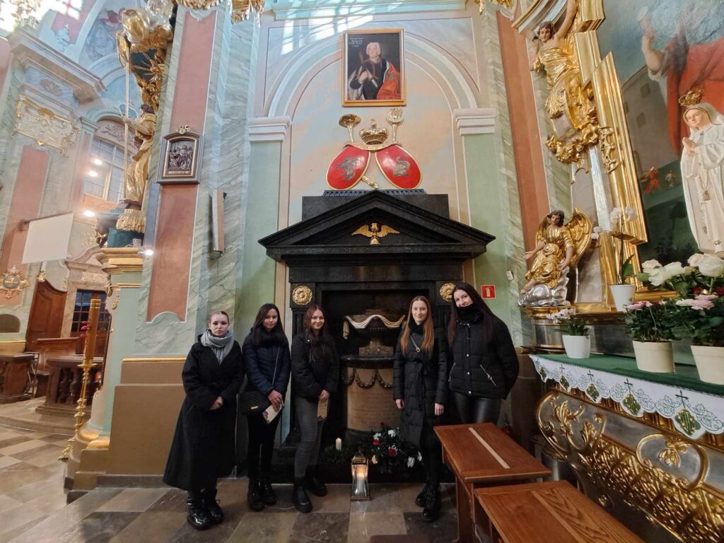 370357598 344899598218651 308800118822088302 N