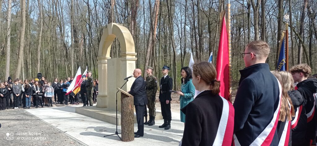 Udział Pocztu Sztandarowego Rcez W Uroczystościach 82 Rocznicy Akcji Reinhard W Miejscowości Kopanina Gmina Niemce (1)
