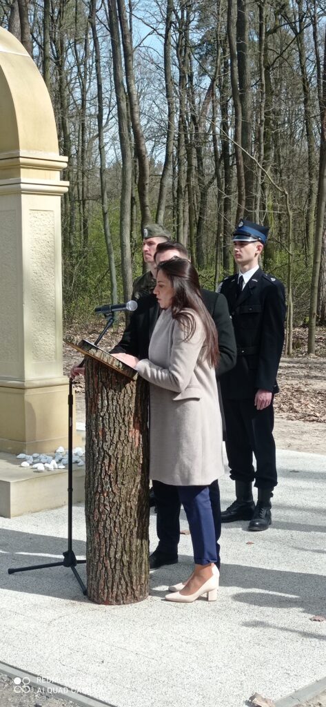Udział Pocztu Sztandarowego Rcez W Uroczystościach 82 Rocznicy Akcji Reinhard W Miejscowości Kopanina Gmina Niemce (3)