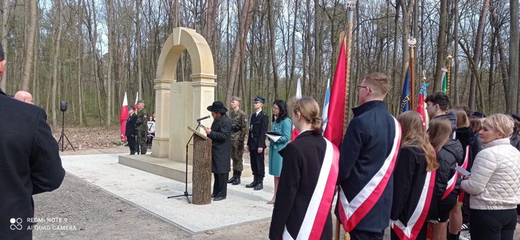 Udział Pocztu Sztandarowego Rcez W Uroczystościach 82 Rocznicy Akcji Reinhard W Miejscowości Kopanina Gmina Niemce (4)