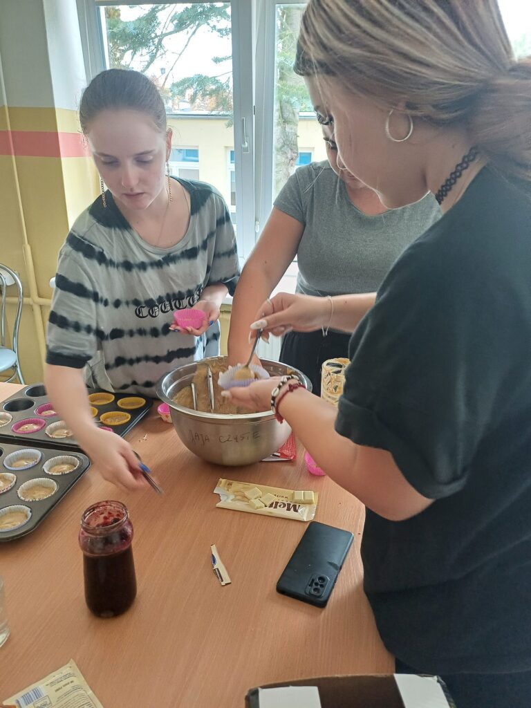 Muffinki Słodki Poczęstunek Na Dzień Chłopaka W Bursie Szkolnej Rcez (9)