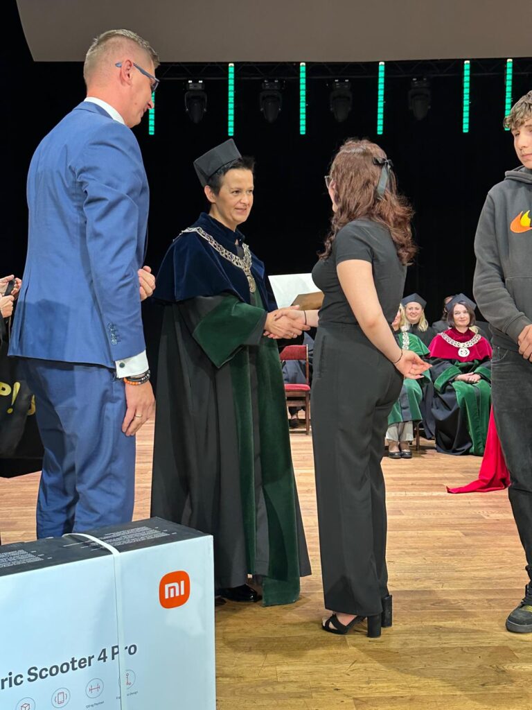 Uczennica Rcez Zwyciężczynią Konkursu Plastycznego Bezpieczeństwo Na Czele (4)