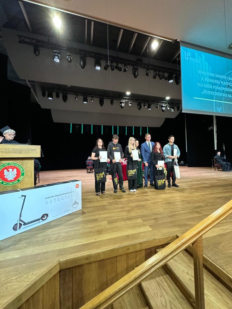 Uczennica Rcez Zwyciężczynią Konkursu Plastycznego Bezpieczeństwo Na Czele (8)