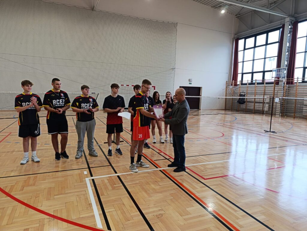 Rcez Mistrzem Powiatu Badminton (2)