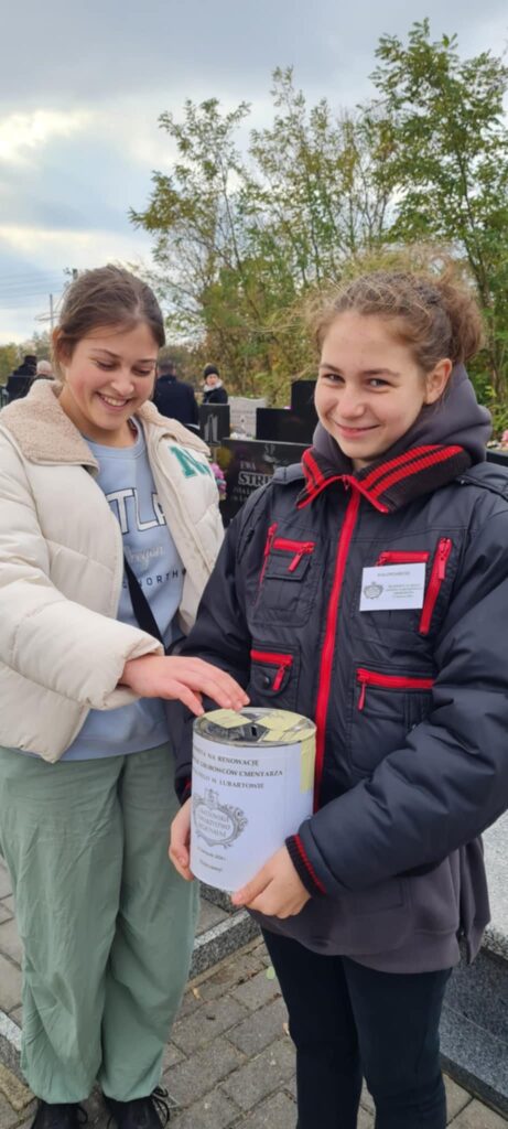 Zespół Wolontariuszy Z Rcez Na Cmentarzu Parafialnym W Lubartowie (1)