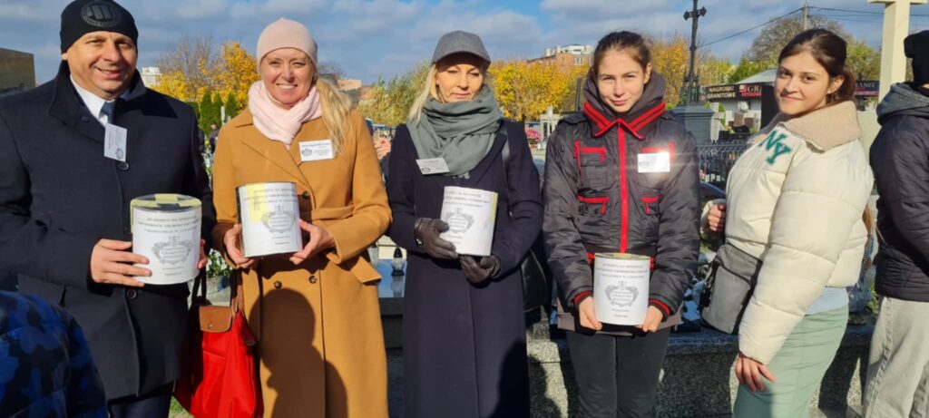 Zespół Wolontariuszy Z Rcez Na Cmentarzu Parafialnym W Lubartowie (2)