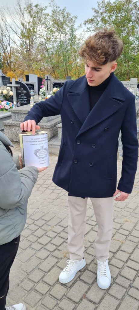 Zespół Wolontariuszy Z Rcez Na Cmentarzu Parafialnym W Lubartowie (3)