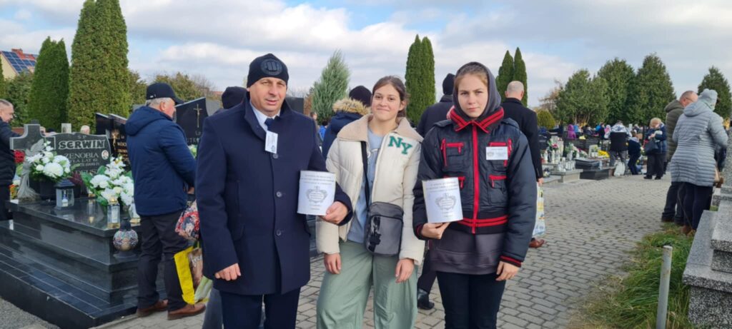 Zespół Wolontariuszy Z Rcez Na Cmentarzu Parafialnym W Lubartowie (4)