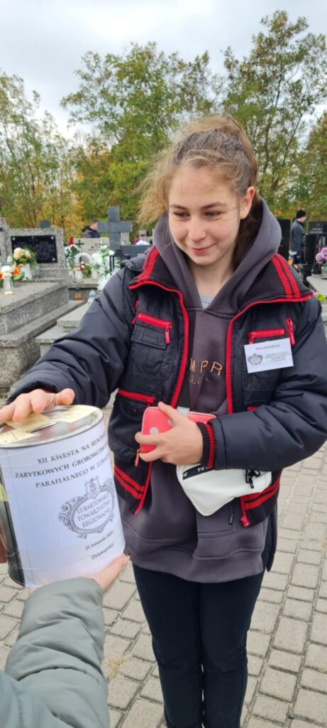 Zespół Wolontariuszy Z Rcez Na Cmentarzu Parafialnym W Lubartowie (6)