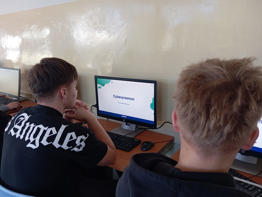 Realizacja projektu "Bezpieczni w sieci" w Technikum Zawodowym