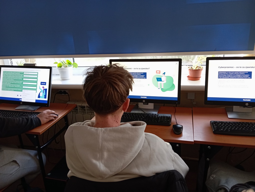 Realizacja projektu "Bezpieczni w sieci" w Technikum Zawodowym