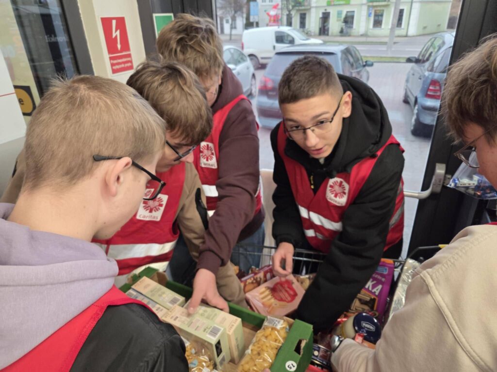 Wolontariusze RCEZ po raz kolejny wspierają zbiórkę żywności Caritas!