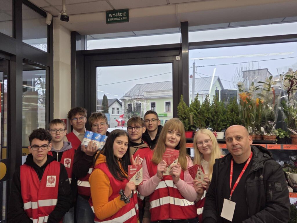 Wolontariusze RCEZ po raz kolejny wspierają zbiórkę żywności Caritas!