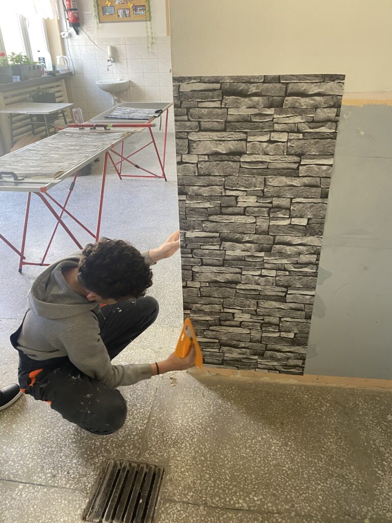 Monter zabudowy i robót wykończeniowych w budownictwie - roboty tapeciarskie