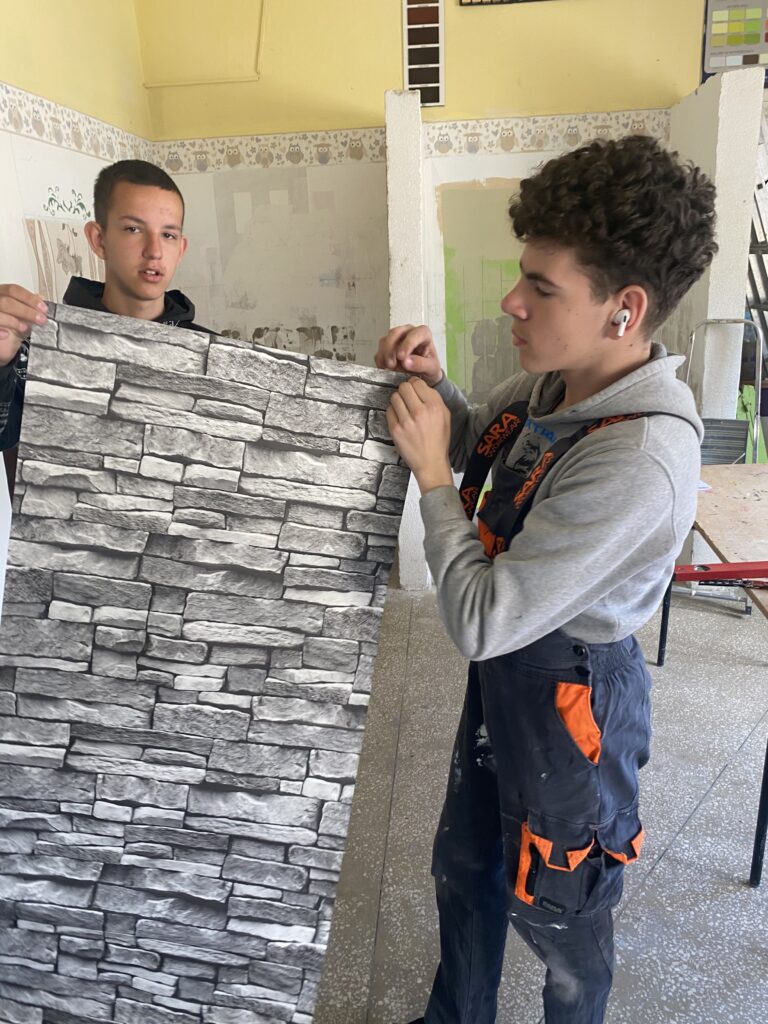 Monter zabudowy i robót wykończeniowych w budownictwie - roboty tapeciarskie