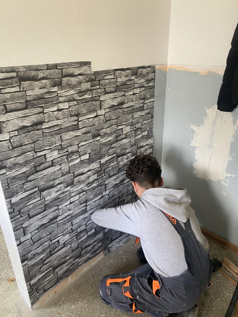 Monter zabudowy i robót wykończeniowych w budownictwie - roboty tapeciarskie