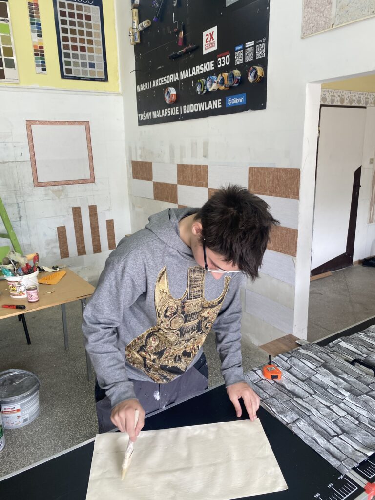 Monter zabudowy i robót wykończeniowych w budownictwie - roboty tapeciarskie