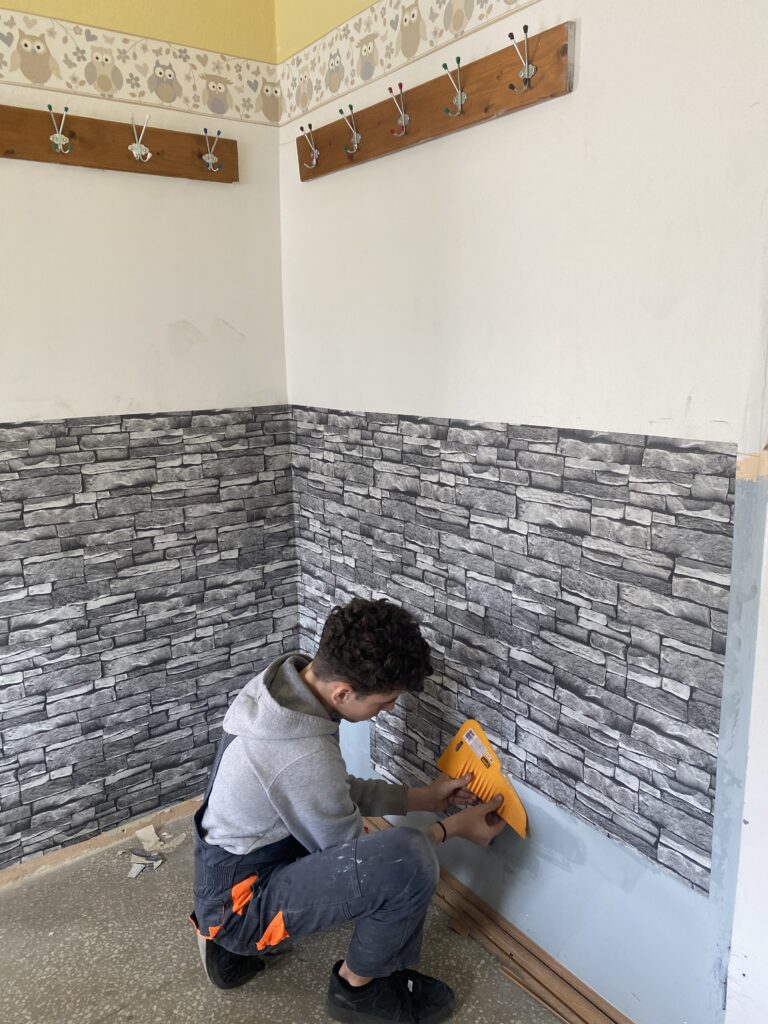 Monter zabudowy i robót wykończeniowych w budownictwie - roboty tapeciarskie