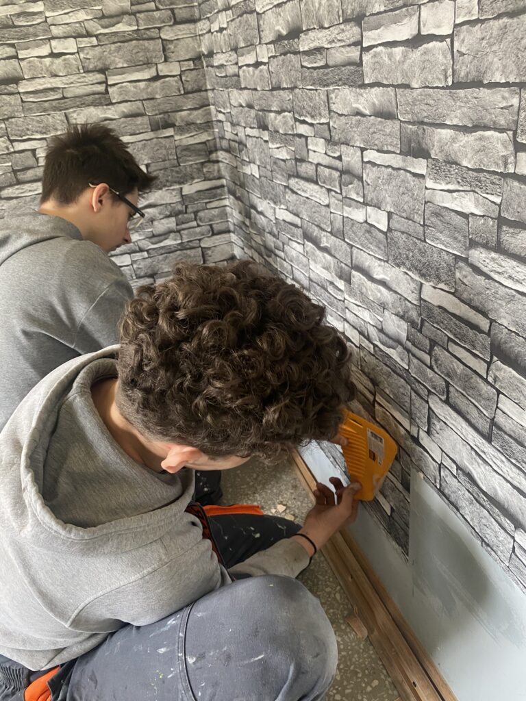 Monter zabudowy i robót wykończeniowych w budownictwie - roboty tapeciarskie