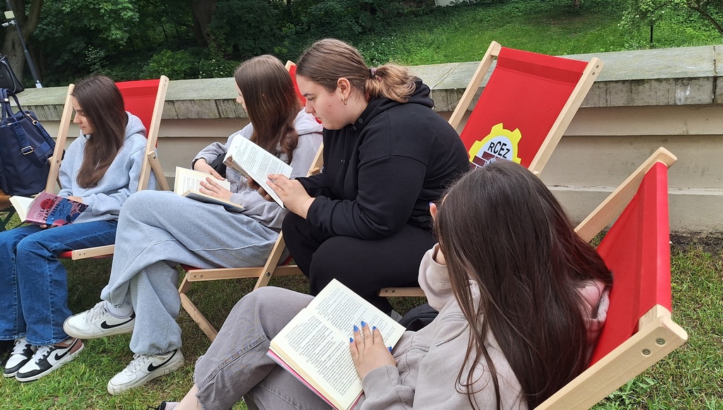 Książka ma moc! Uczniowie RCEZ promują czytelnictwo